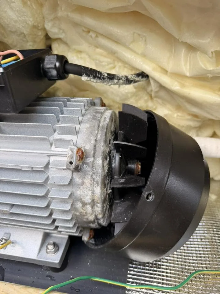 Defekt pumpe og motor i jacuzzi før reparation